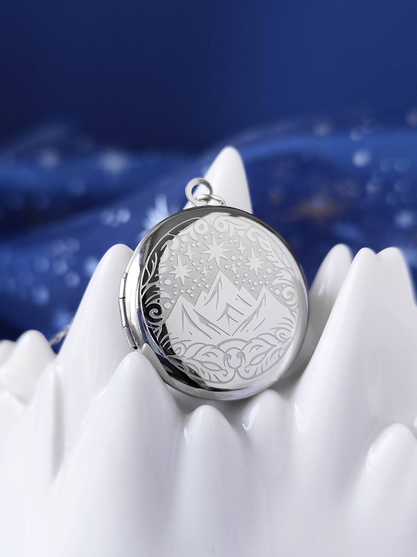 Acotar Locket Necklace